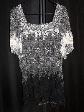 Dressbarn  Black and White Lace Shell Lined Tunic Blouse Top Stretch  Rose Print